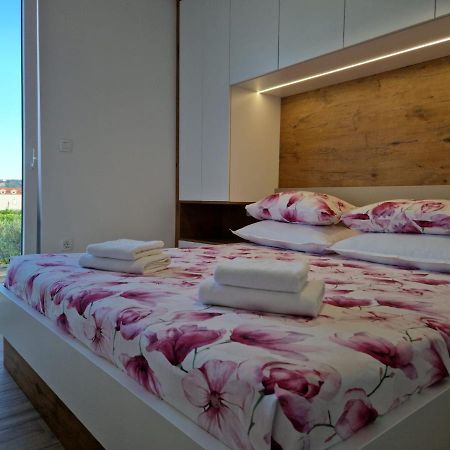 Apartman Marcelina 1 With Private Pool โตรกีร์ ภายนอก รูปภาพ