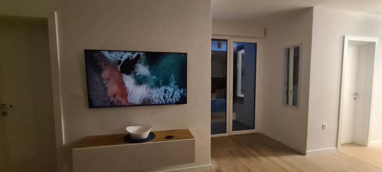 Apartman Marcelina 1 With Private Pool โตรกีร์ ภายนอก รูปภาพ