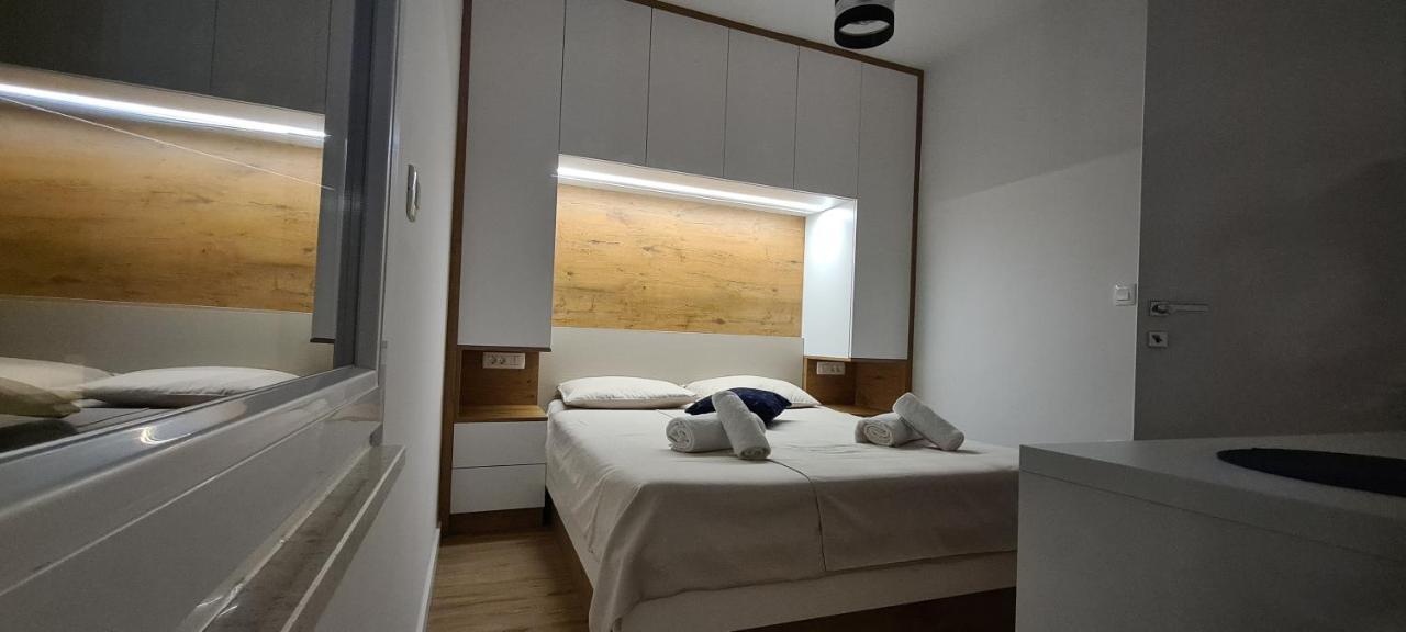 Apartman Marcelina 1 With Private Pool โตรกีร์ ภายนอก รูปภาพ