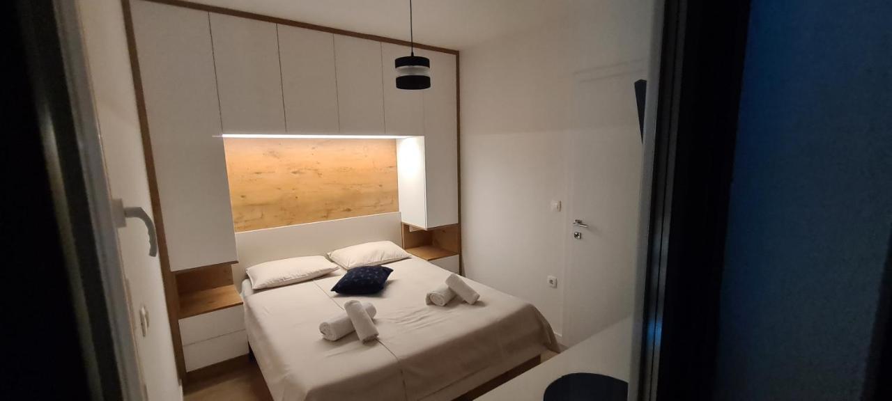 Apartman Marcelina 1 With Private Pool โตรกีร์ ภายนอก รูปภาพ