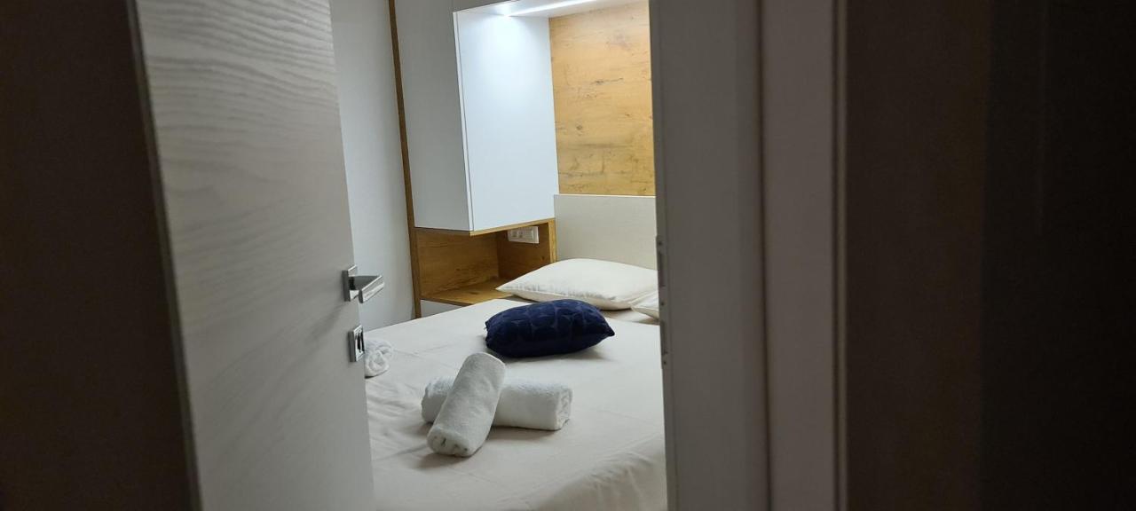 Apartman Marcelina 1 With Private Pool โตรกีร์ ภายนอก รูปภาพ