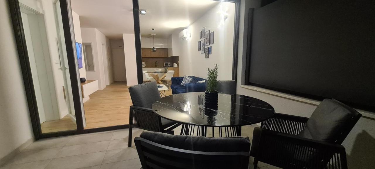 Apartman Marcelina 1 With Private Pool โตรกีร์ ภายนอก รูปภาพ