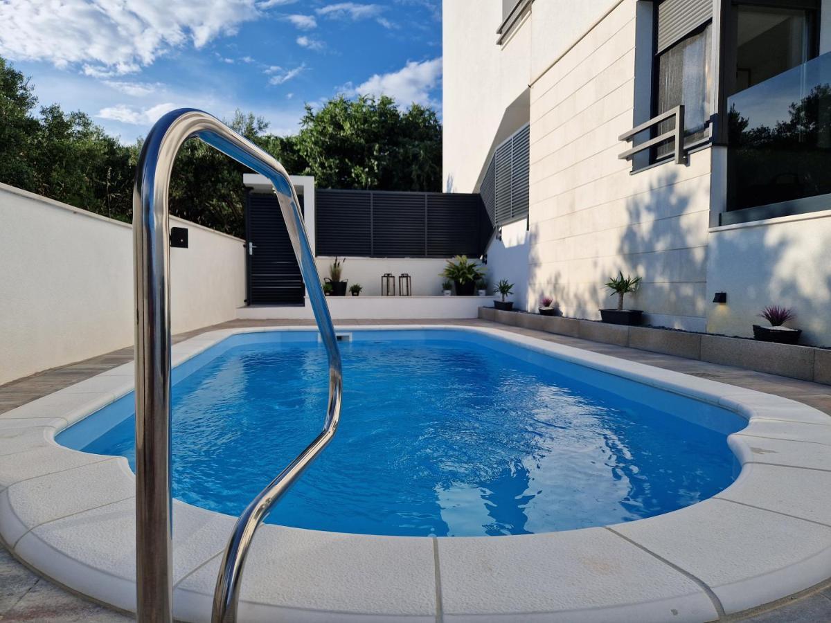 Apartman Marcelina 1 With Private Pool โตรกีร์ ภายนอก รูปภาพ