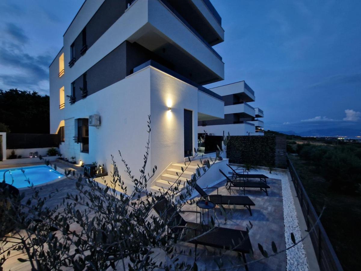 Apartman Marcelina 1 With Private Pool โตรกีร์ ภายนอก รูปภาพ