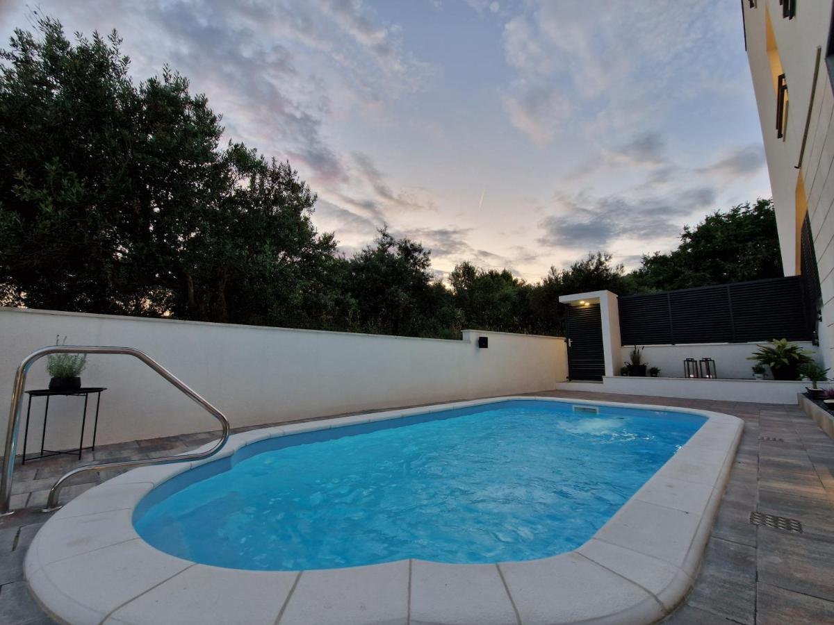 Apartman Marcelina 1 With Private Pool โตรกีร์ ภายนอก รูปภาพ
