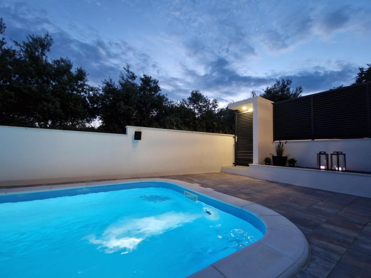 Apartman Marcelina 1 With Private Pool โตรกีร์ ภายนอก รูปภาพ
