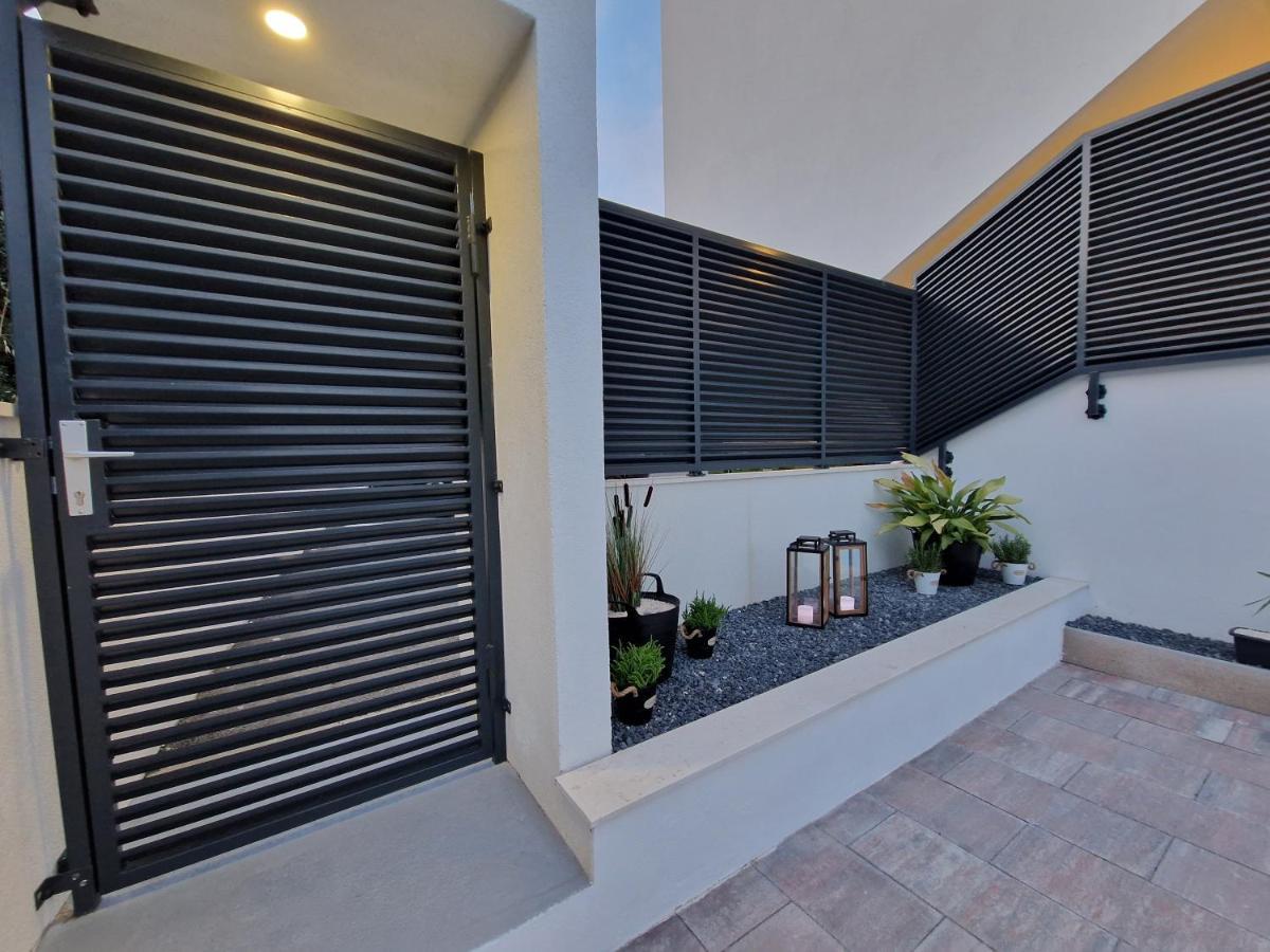 Apartman Marcelina 1 With Private Pool โตรกีร์ ภายนอก รูปภาพ