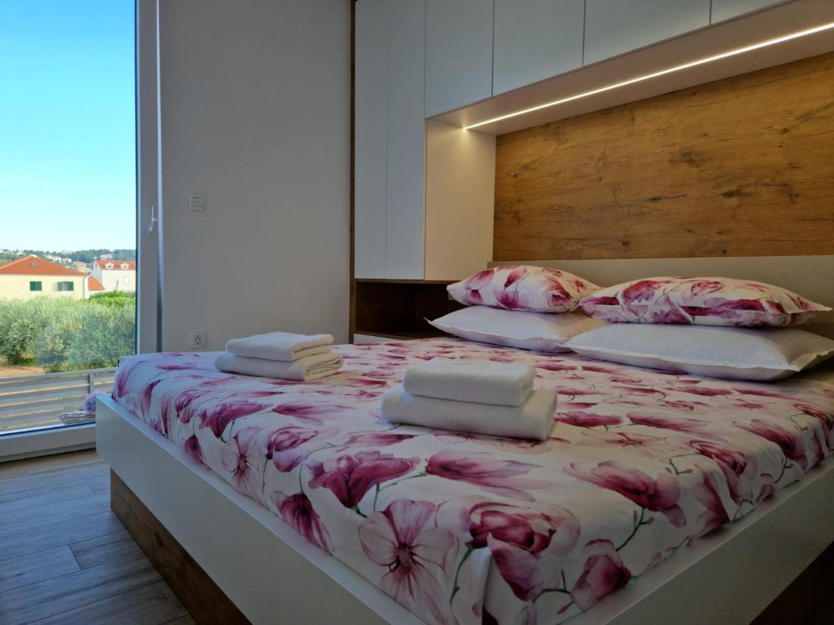 Apartman Marcelina 1 With Private Pool โตรกีร์ ภายนอก รูปภาพ