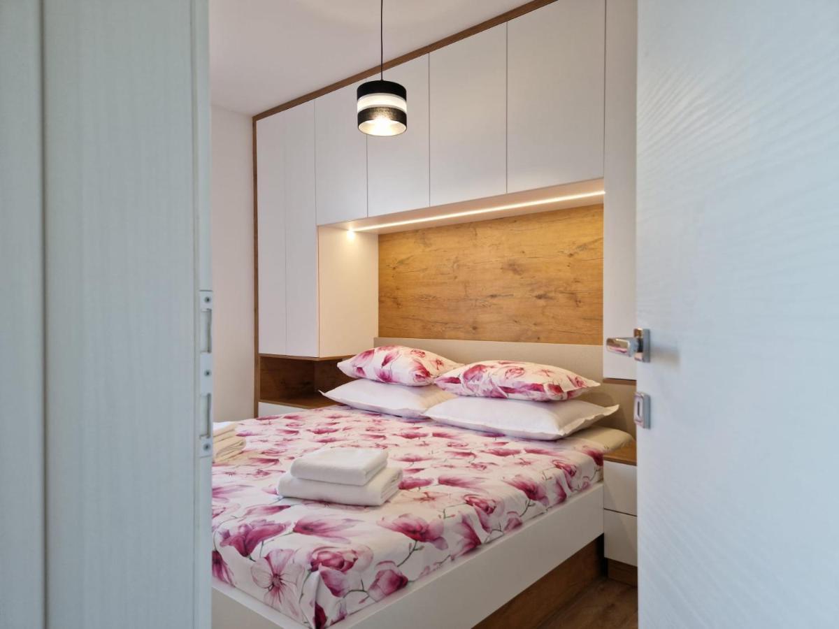 Apartman Marcelina 1 With Private Pool โตรกีร์ ภายนอก รูปภาพ