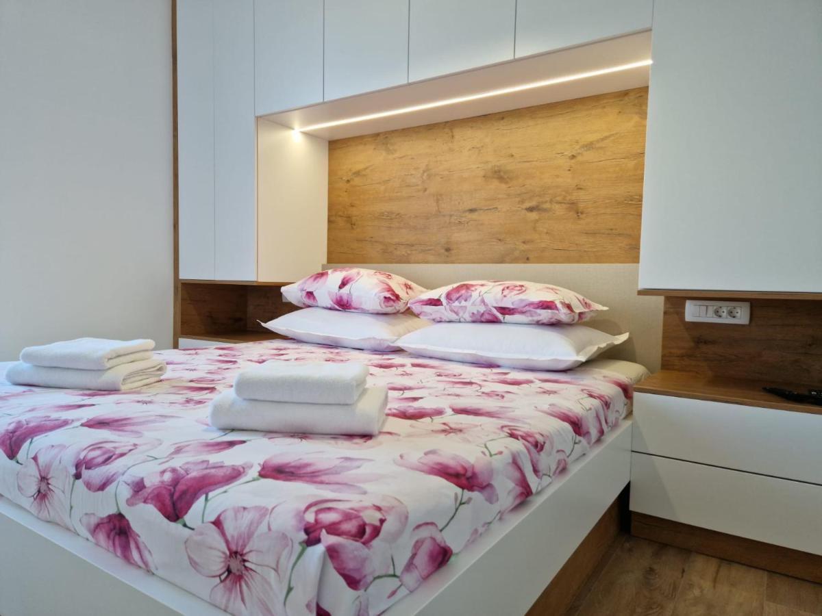 Apartman Marcelina 1 With Private Pool โตรกีร์ ภายนอก รูปภาพ